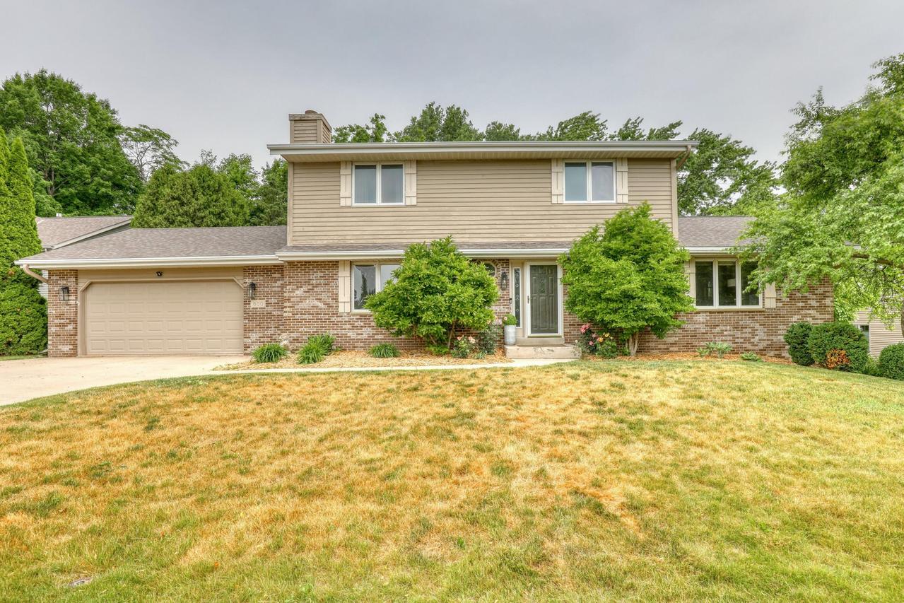 800 Schloemer Dr, West Bend, WI 53095