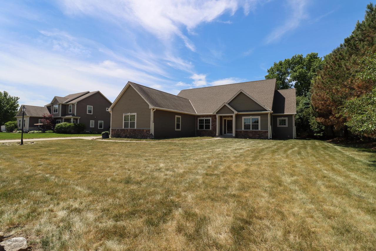 W245N2799 Single Tree Dr, Pewaukee, WI 53072