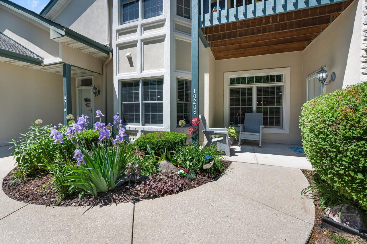 10208 W Deerwood Ln, Franklin, WI 53132