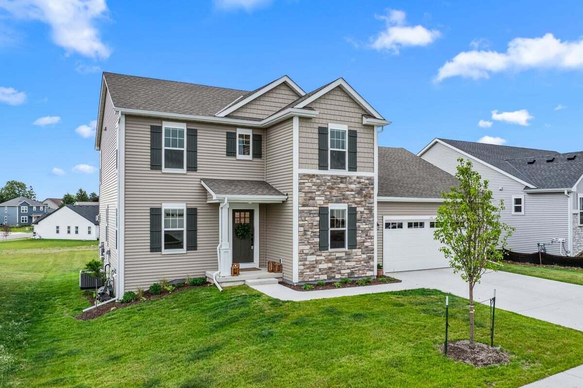 192 Sapphire Ln, Saukville, WI 53080