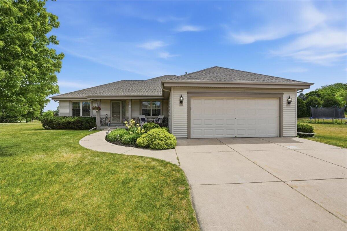 611 Woodland Cir, Waterford, WI 53185