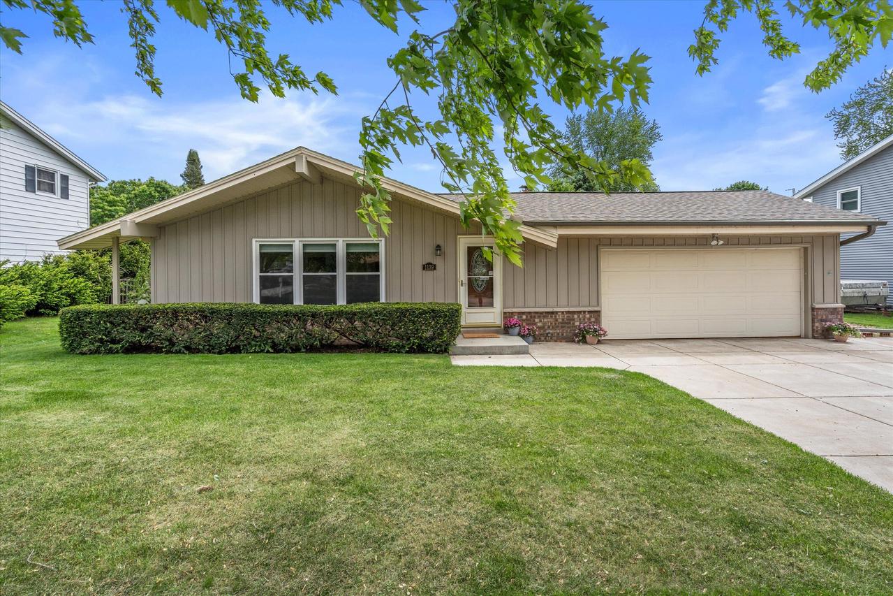 1139 Dogwood Ln, Waukesha, WI 53189