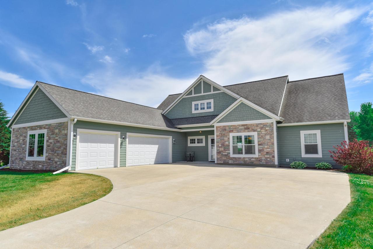 4915 Meadowview Ct, Cedarburg, WI 53024