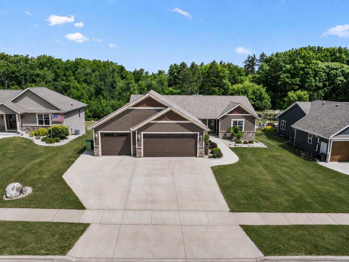 220 Silver Fox Dr, Kewaskum, WI 53040