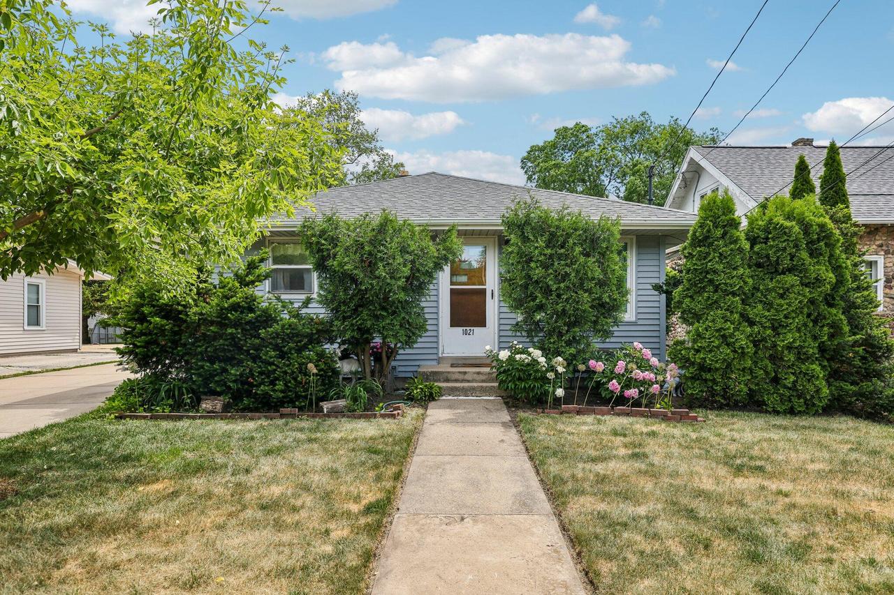 1021 Westowne Ave, Waukesha, WI 53188