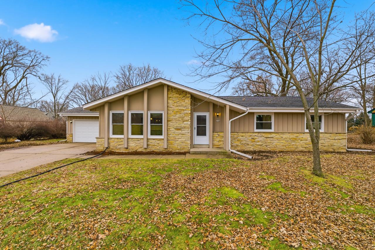 2504 N 112th St, Wauwatosa, WI 53226