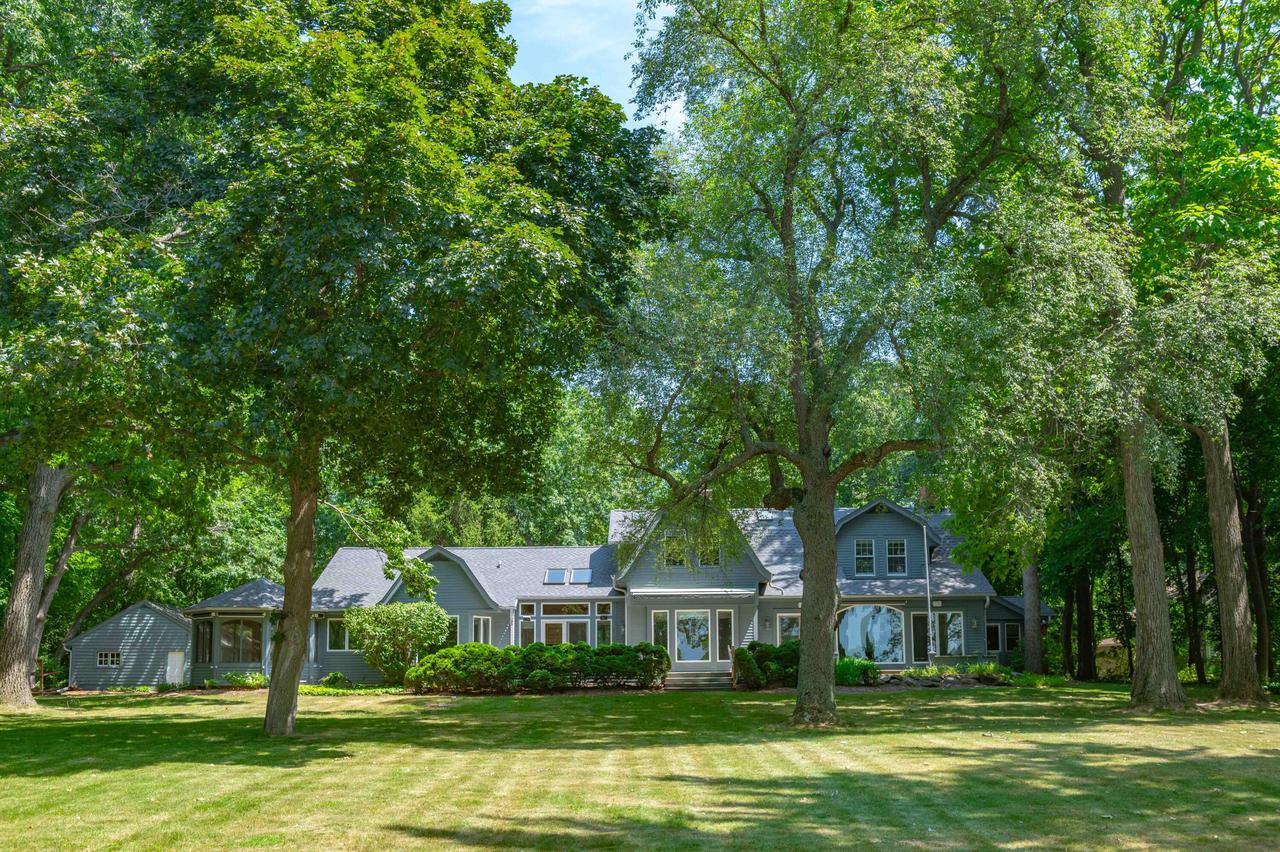 1031 N Genesee Woods Dr, Summit, WI 53066
