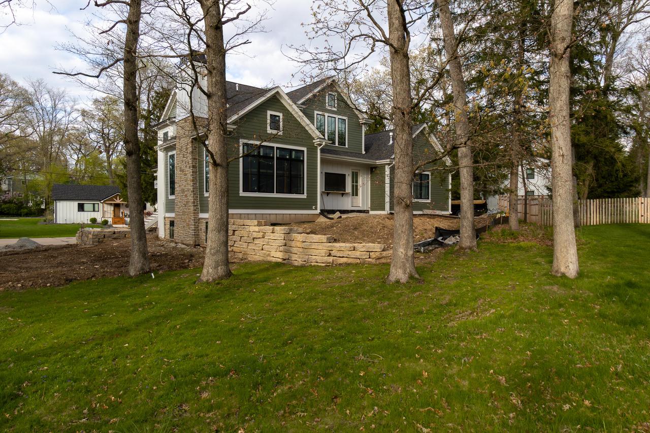 327 Church Dr, Fontana, WI 53125