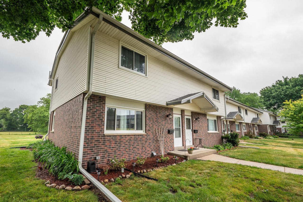 250 Morris St, Pewaukee, WI 53072