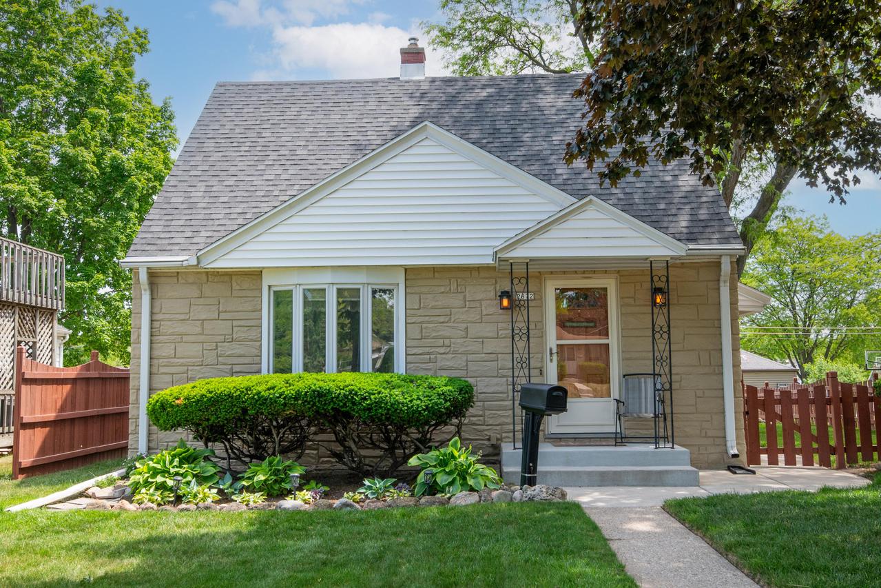 2872 S 92nd St, West Allis, WI 53227