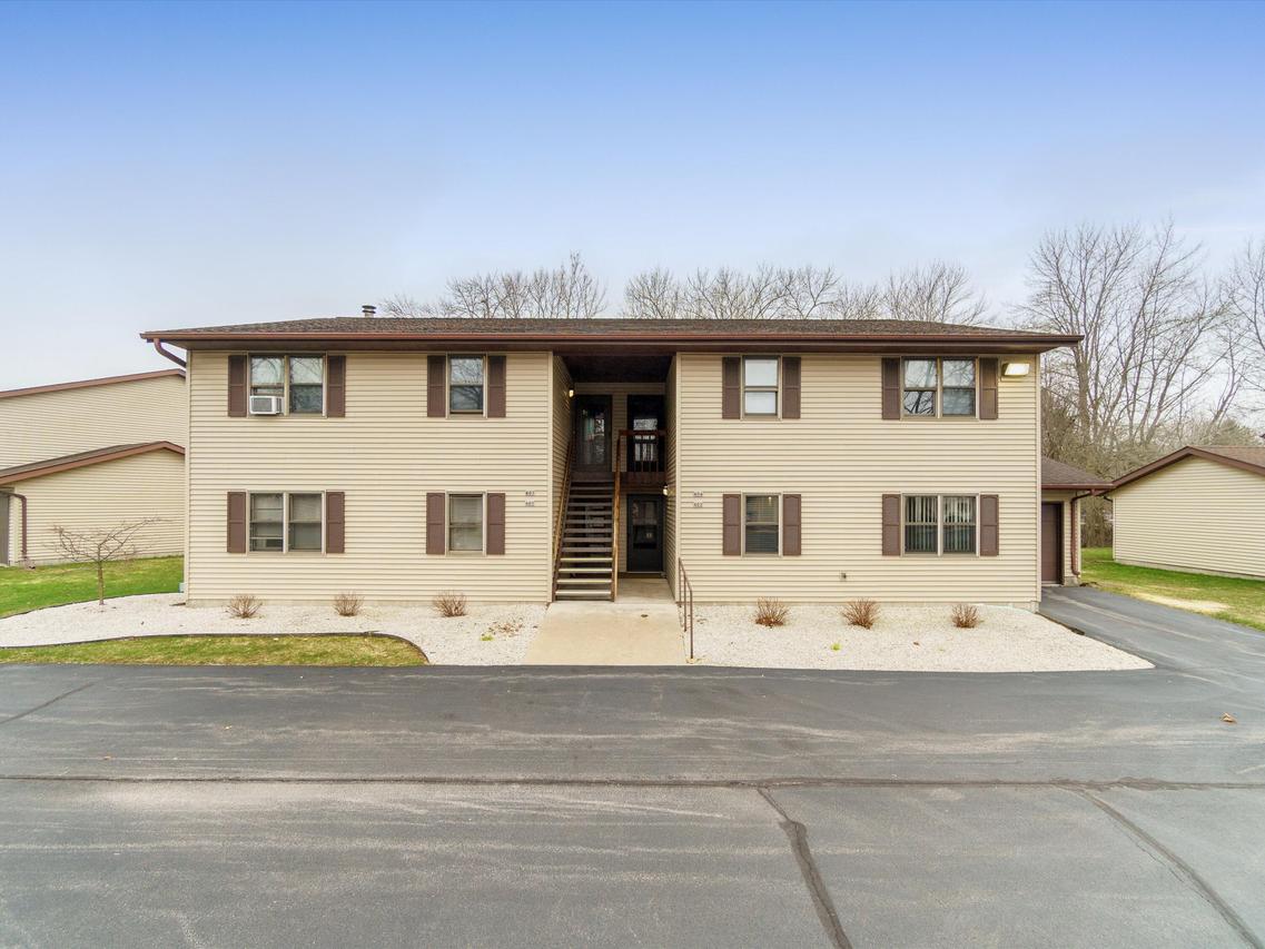 910 E Cedar Ave #403, Manitowoc, WI 54220