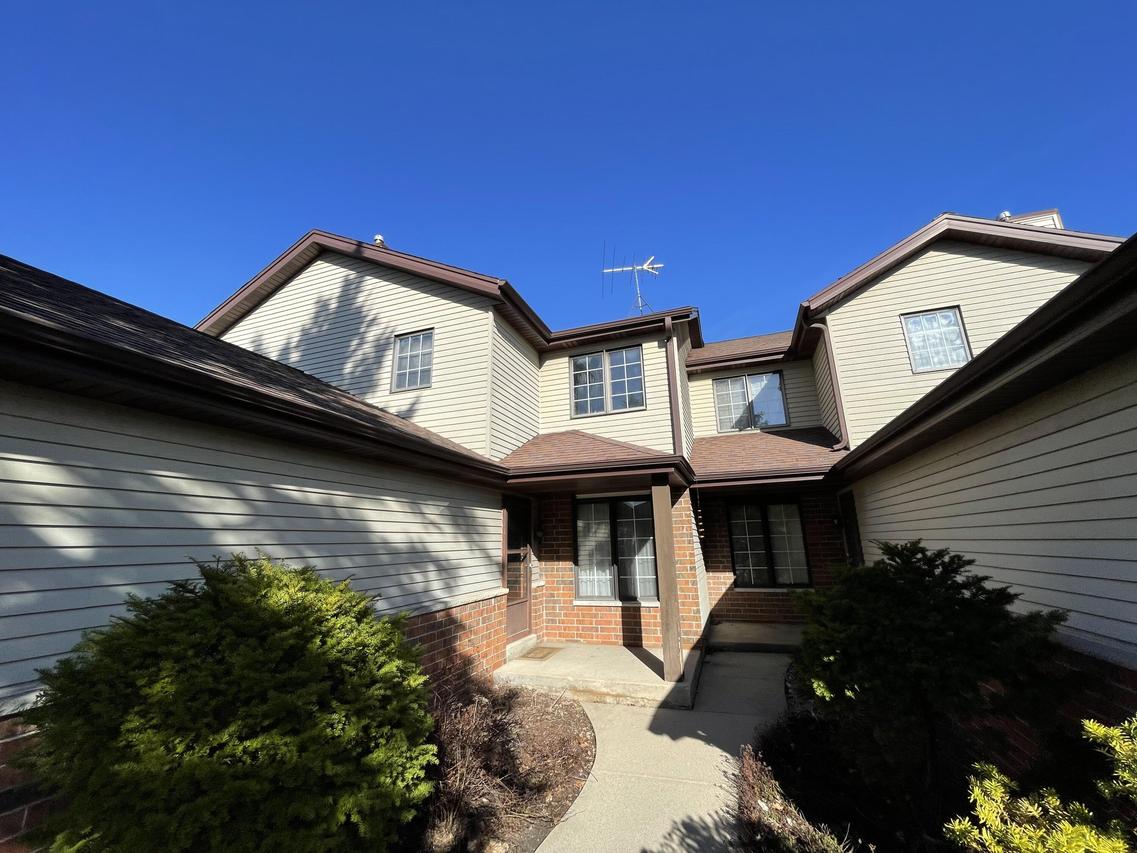 8105 S Legend Dr #D, Franklin, WI 53132