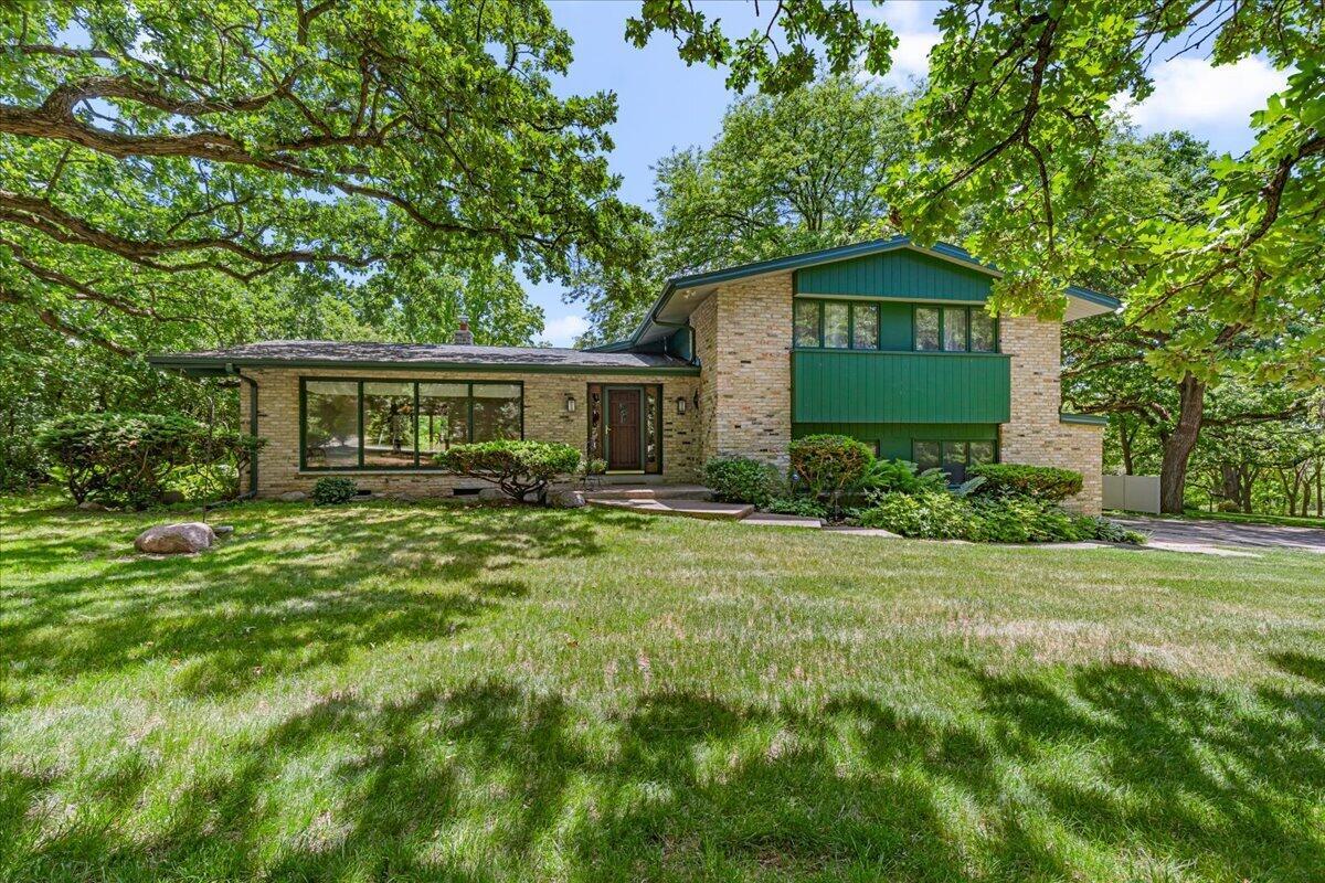 S23W26167 Canterbury Ln, Waukesha, WI 53188