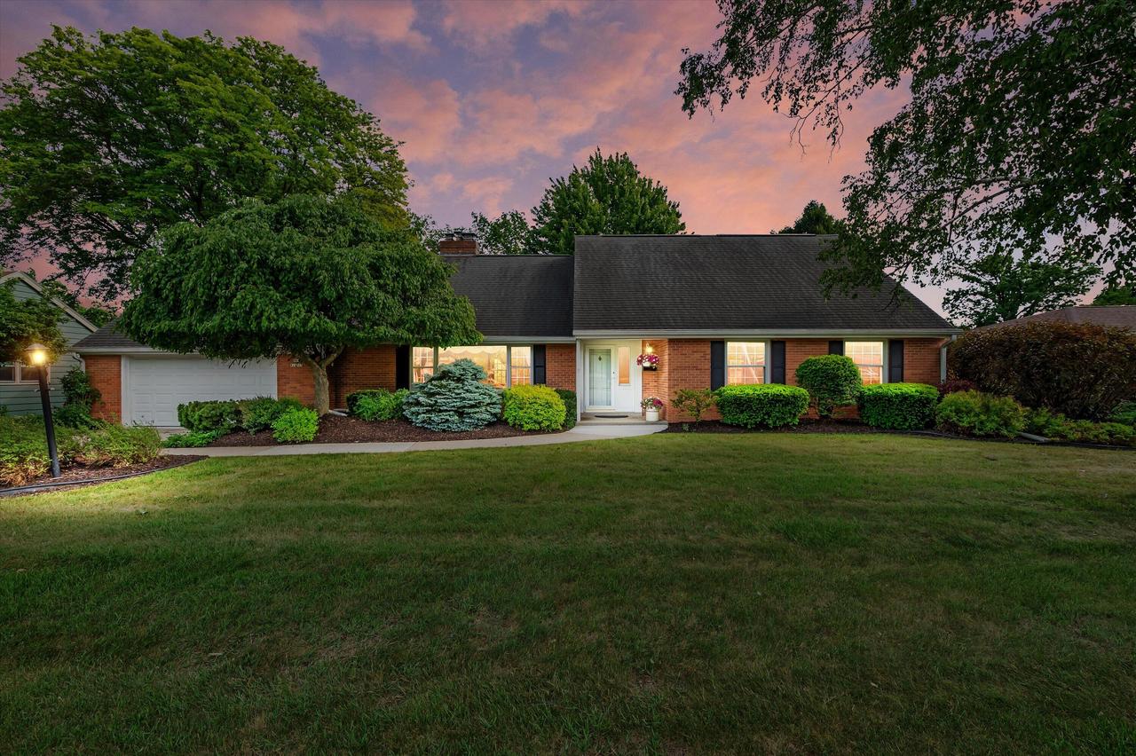 N87W15765 Belleview Blvd, Menomonee Falls, WI 53051