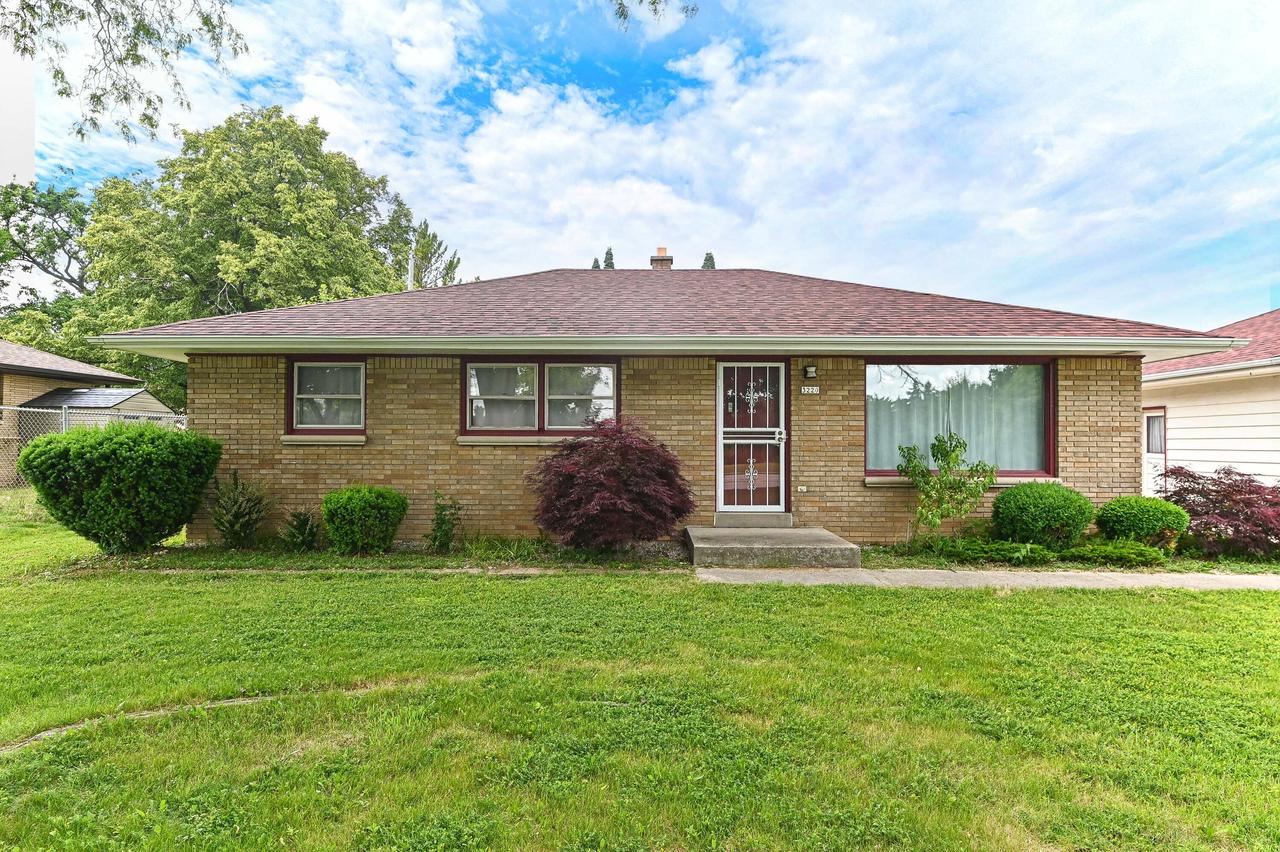 3220 W Howard Ave, Greenfield, WI 53221