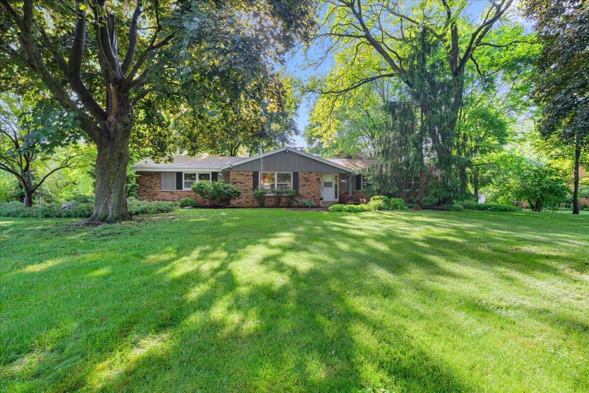 W225N247 Lexington Dr, Pewaukee, WI 53186