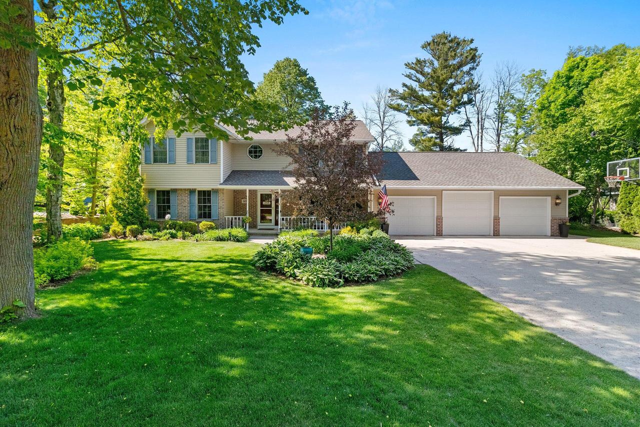 602 Wild Oak Dr, Manitowoc, WI 54220