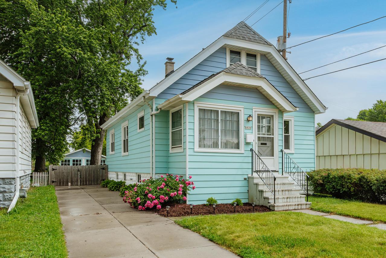 6820 W Hayes Ave, West Allis, WI 53219