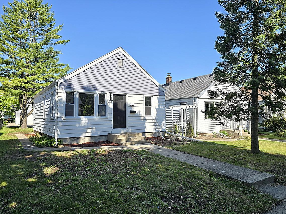 2471 S 74th St, West Allis, WI 53219