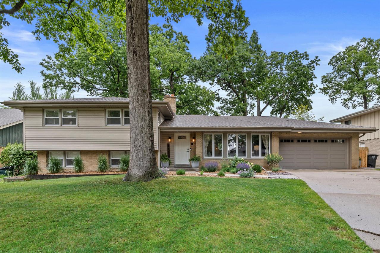 4520 N 110th St, Wauwatosa, WI 53225