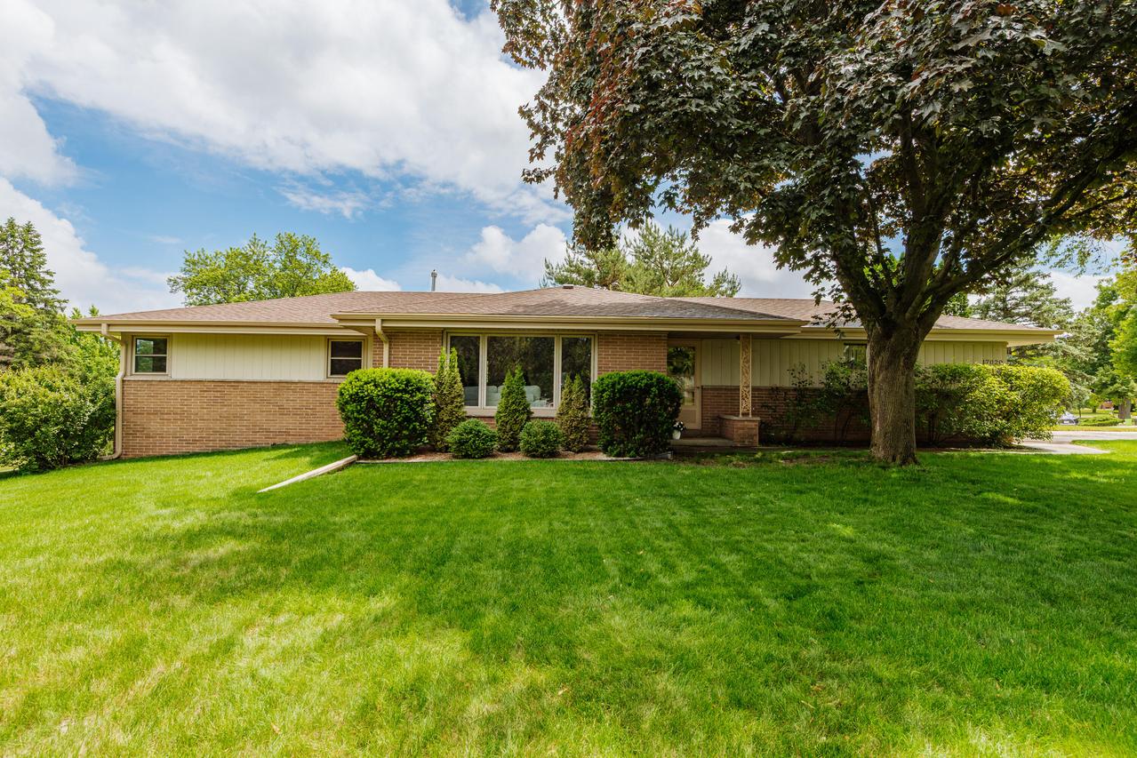 17020 Grant Ct, Brookfield, WI 53005