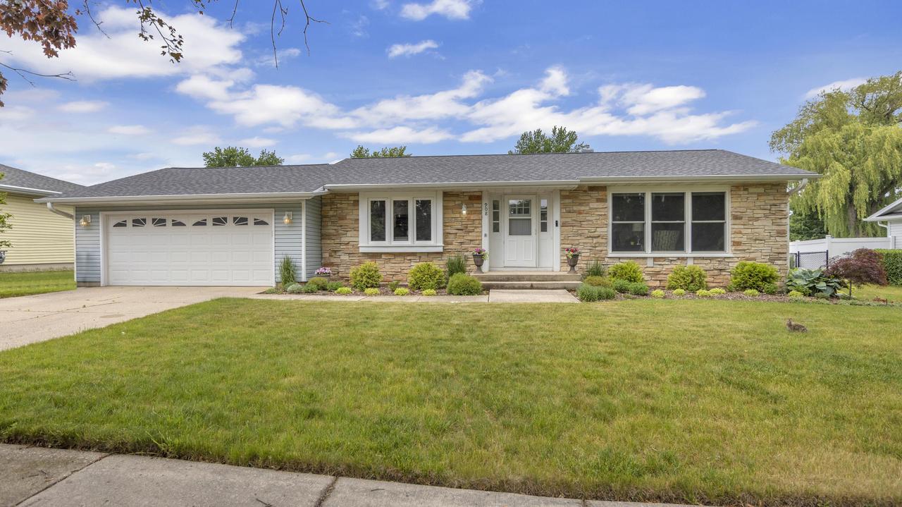 908 Meadow Ln, Fond Du Lac, WI 54935