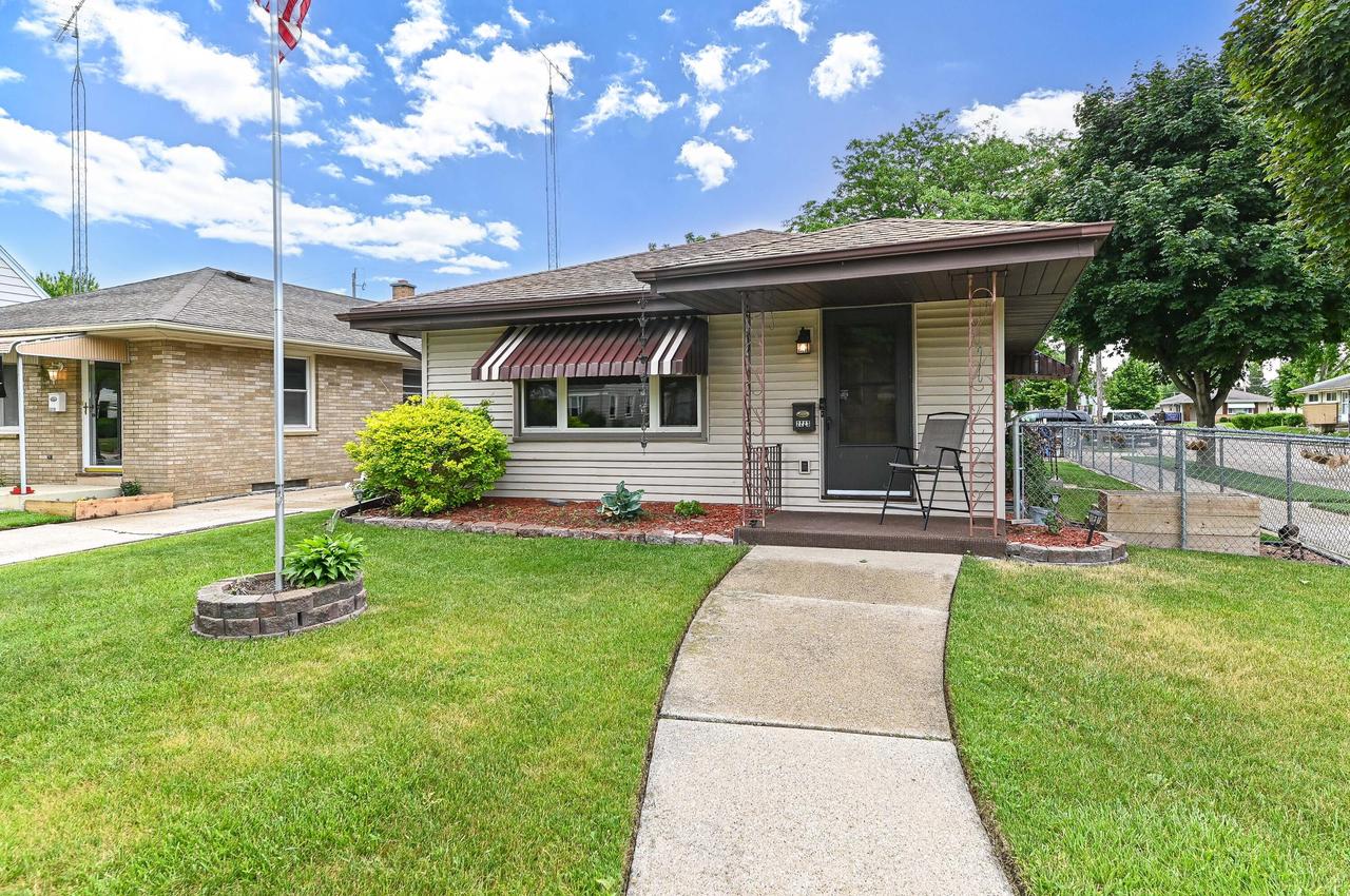 2223 Hayes Ave, Racine, WI 53405