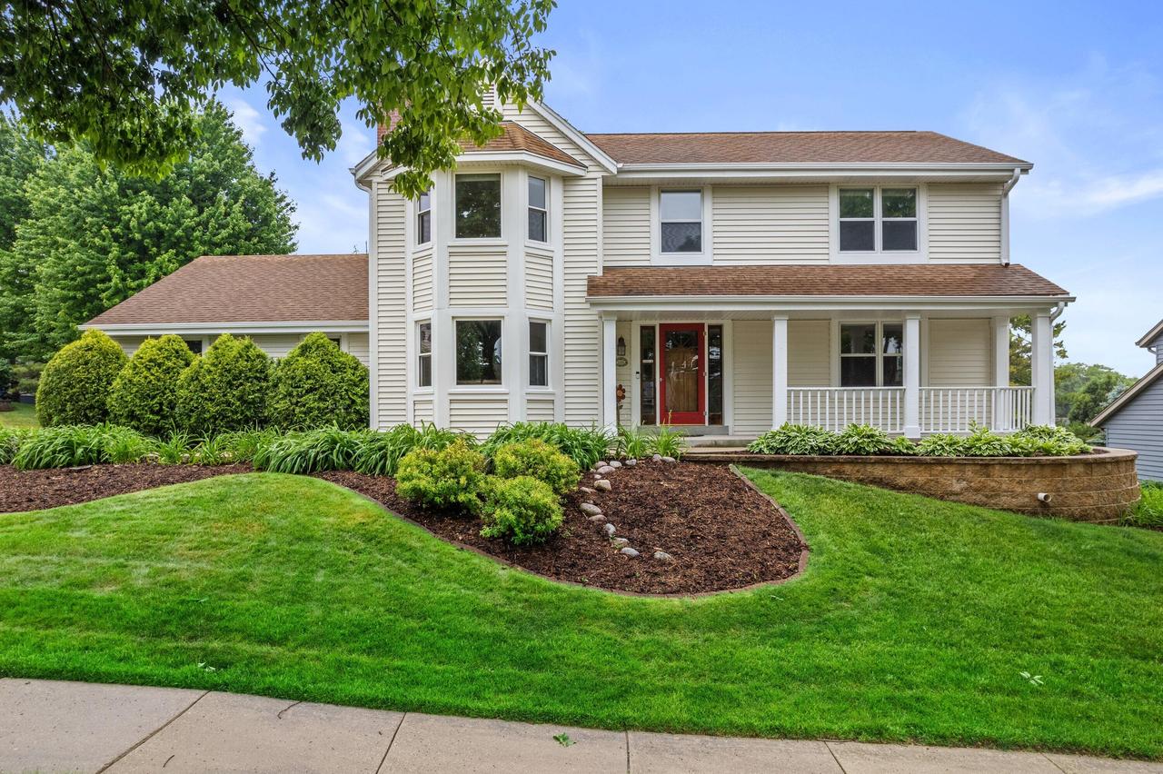 1211 Highpoint Ln, Waukesha, WI 53189