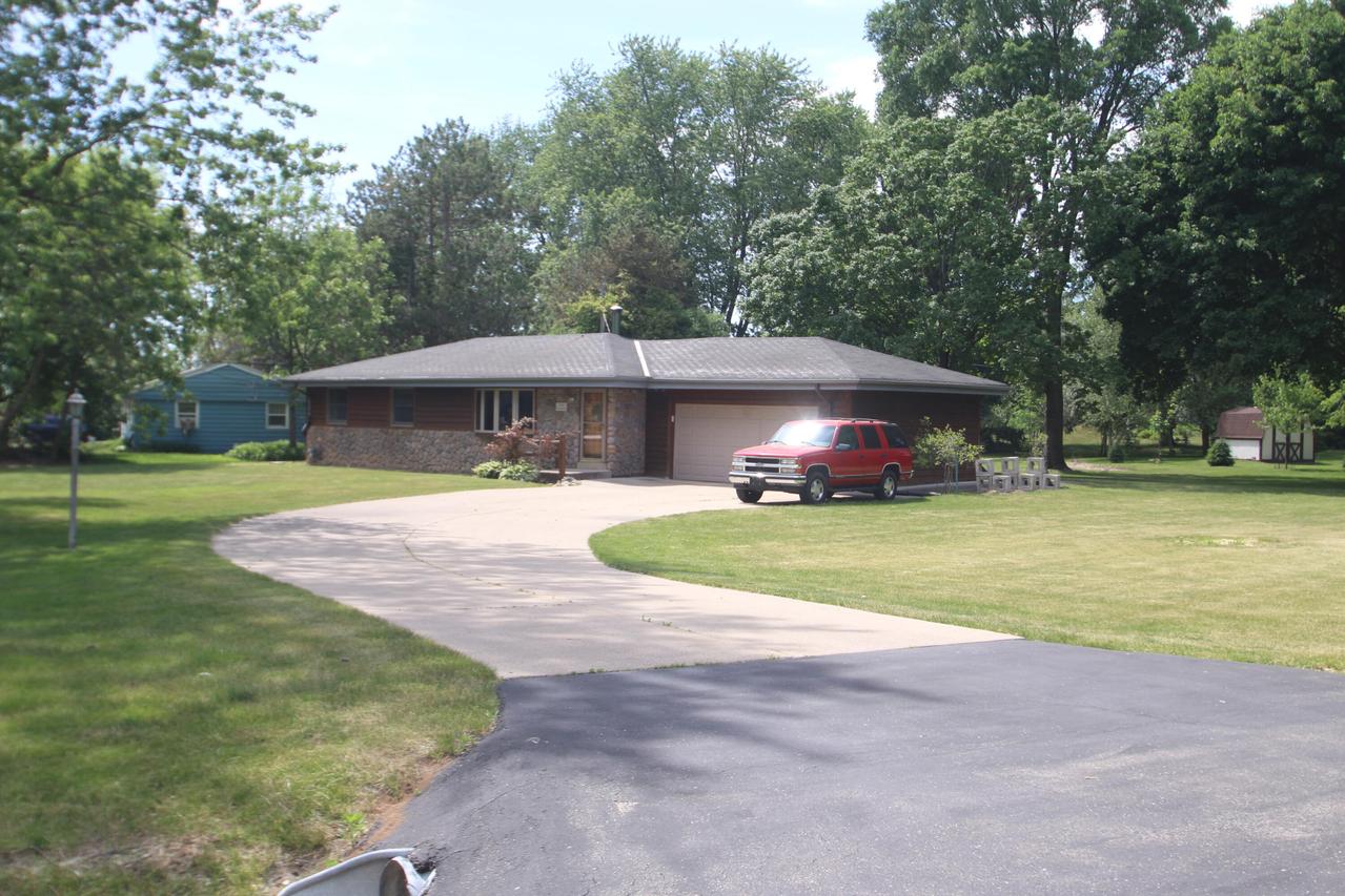 N48W19068 Joetta Dr, Menomonee Falls, WI 53051
