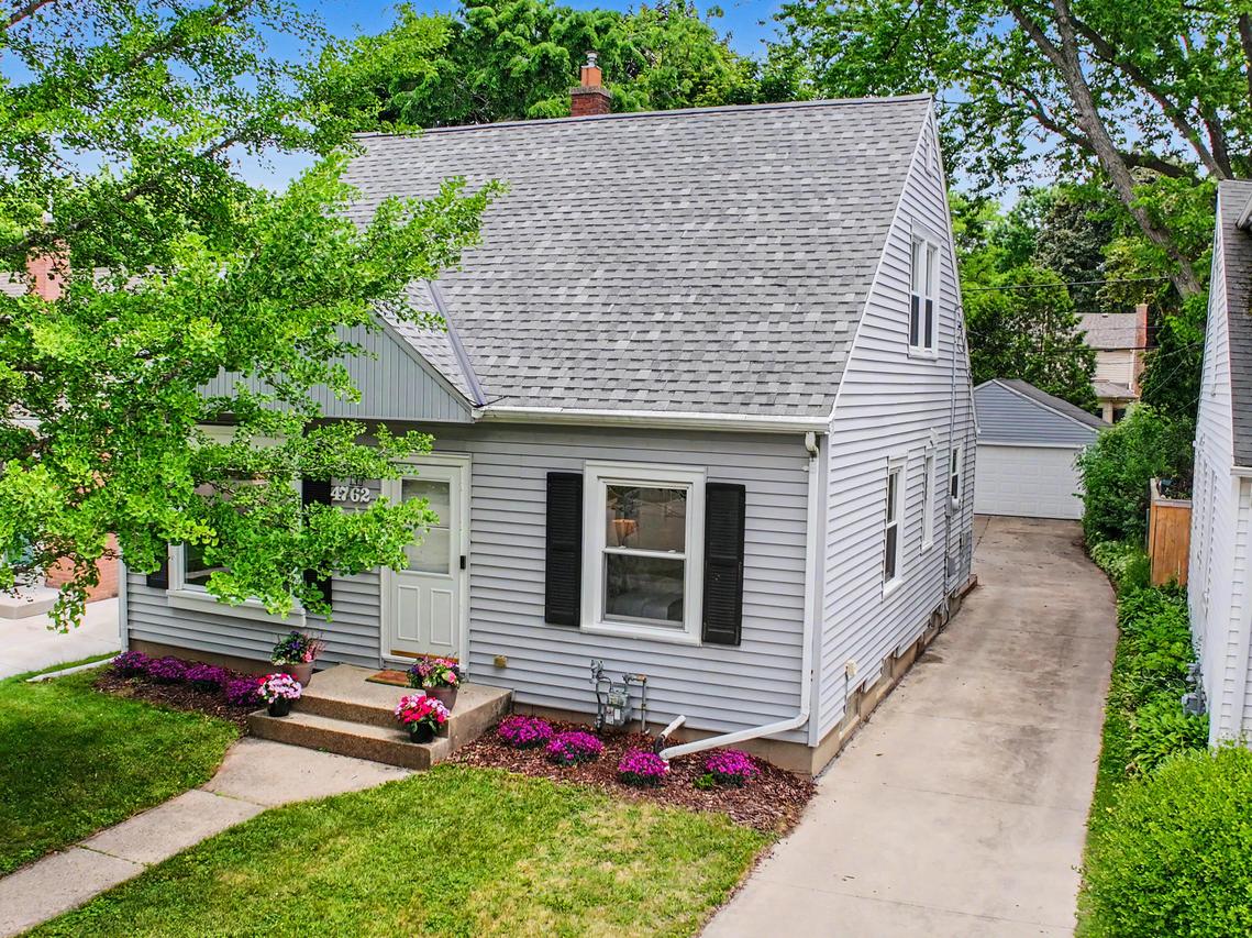 4762 N Elkhart Ave, Whitefish Bay, WI 53211