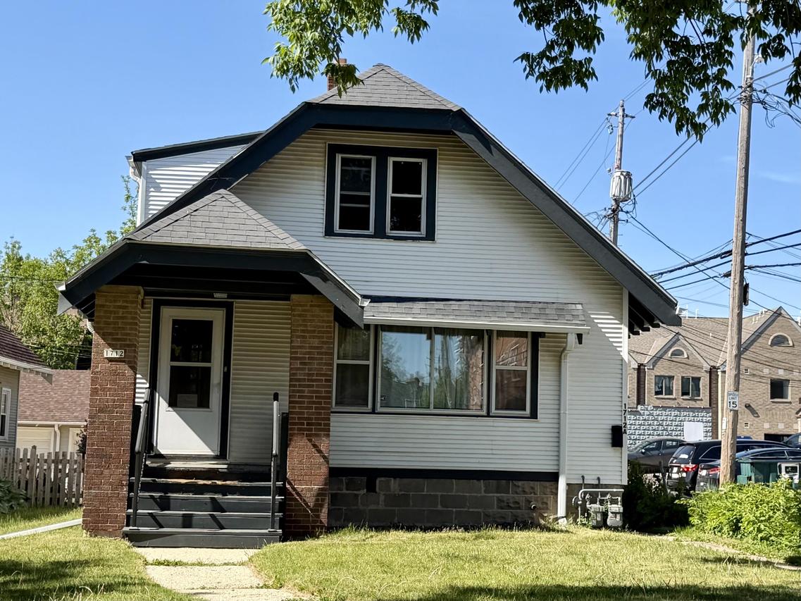 1712 E Lake Bluff, Shorewood, WI 53211