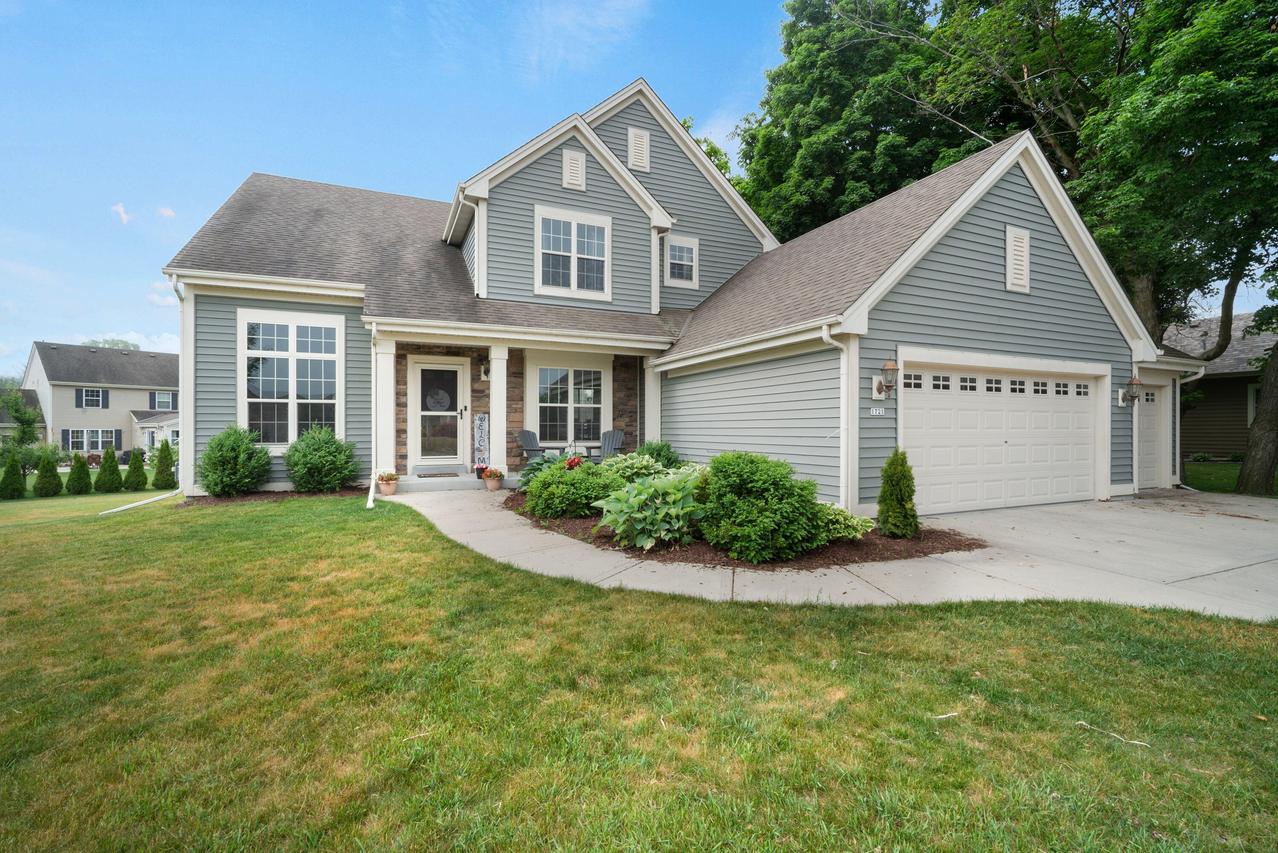 1721 Sagewood Cir, West Bend, WI 53095