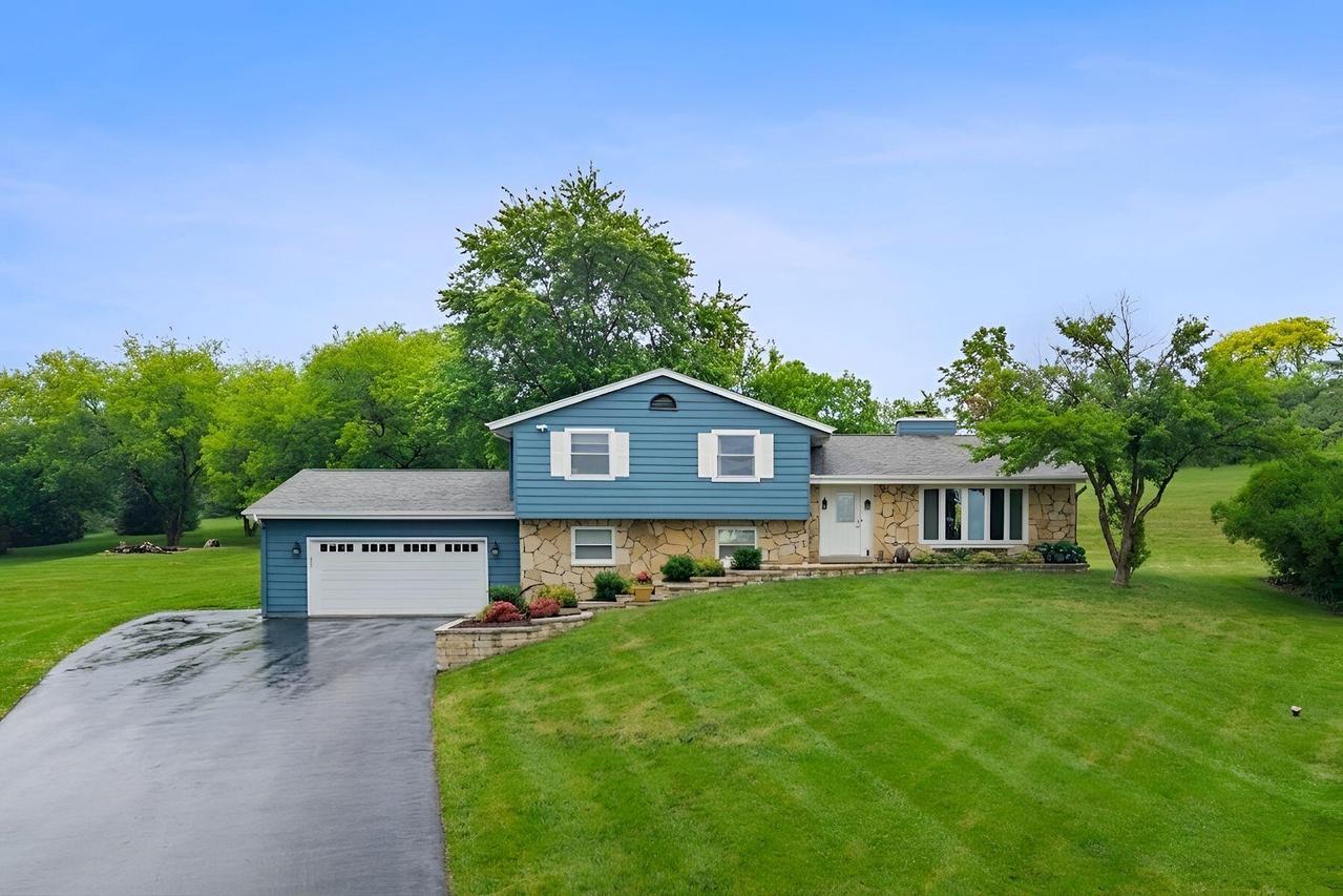 W271N4780 Greenhill Ct, Pewaukee, WI 53072