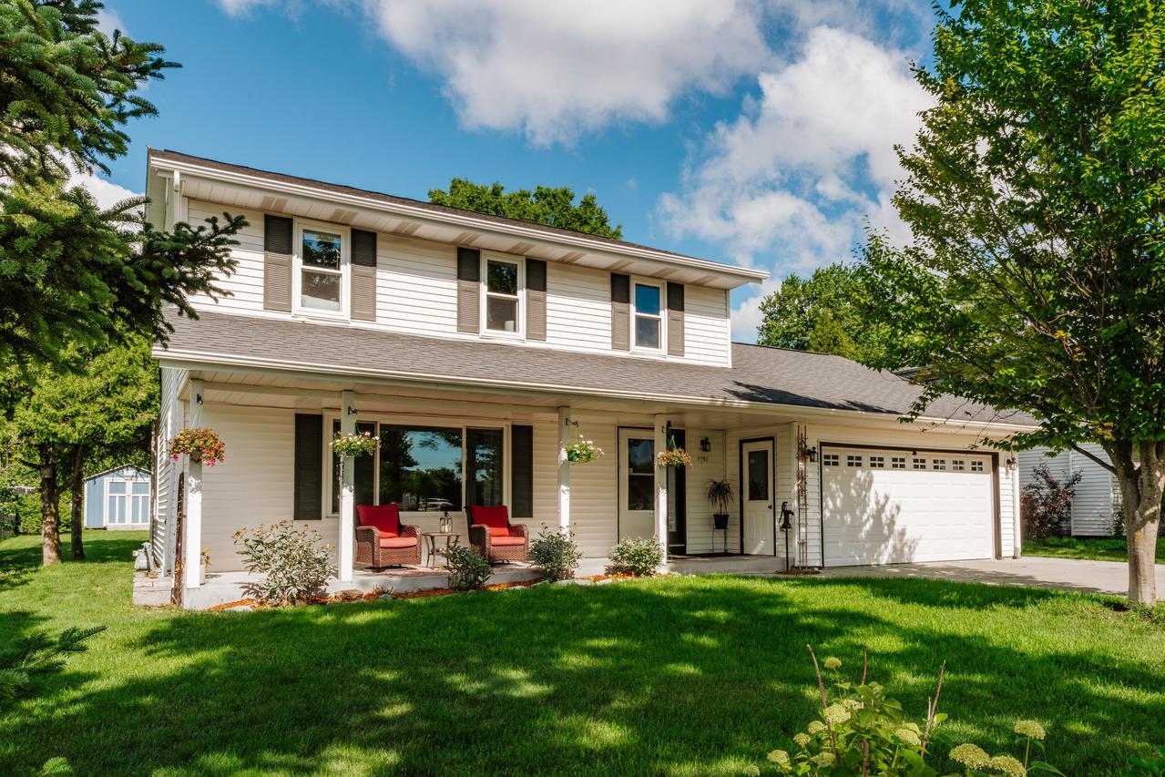 8351 S Deer Ridge, Oak Creek, WI 53154