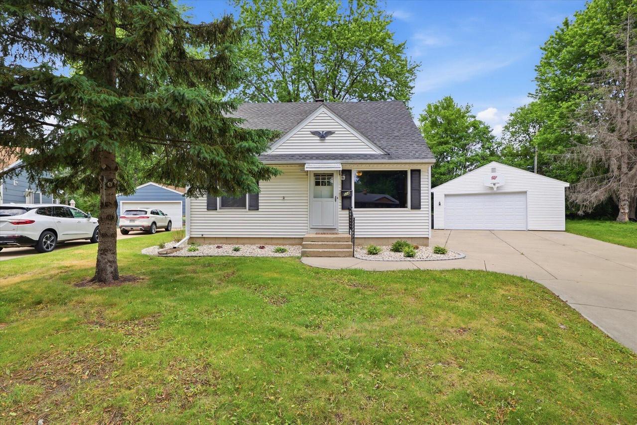 534 Peters Dr, Waukesha, WI 53188