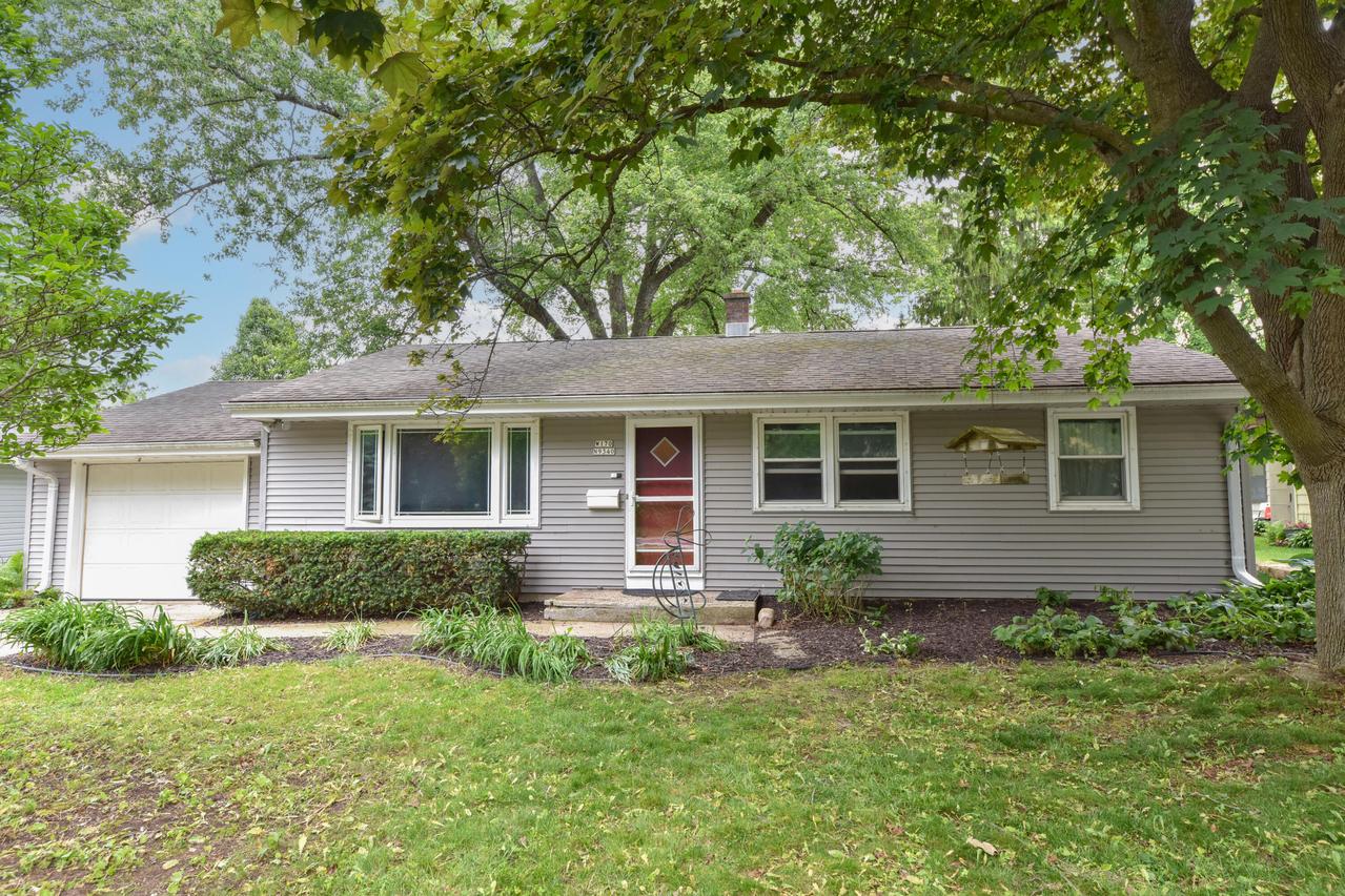 W170N9340 Woodlawn Dr, Menomonee Falls, WI 53051