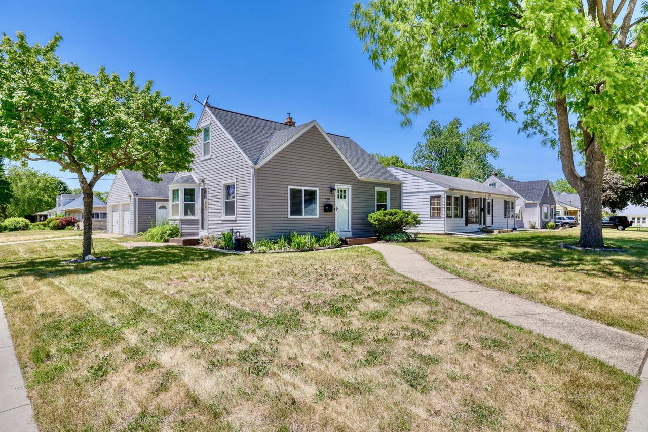 420 Scott Ave, Waukesha, WI 53186