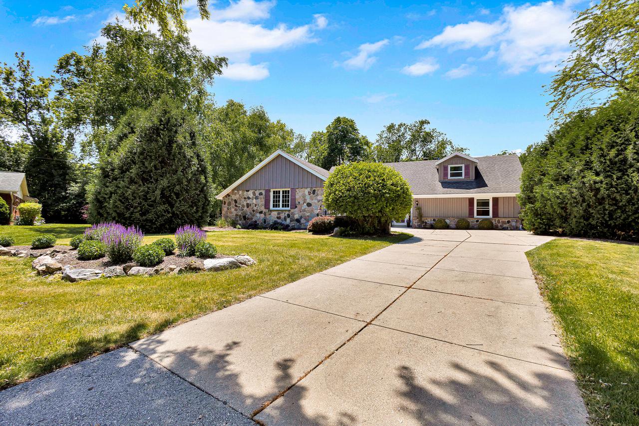 2311 W Kenboern Dr, Glendale, WI 53209