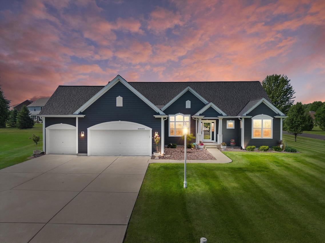 W349N5830 Sunflower Ct, Lac La Belle, WI 53066