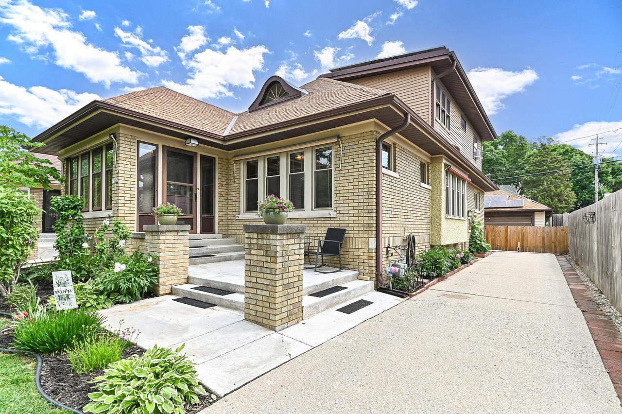 2320 N 62nd St, Wauwatosa, WI 53213