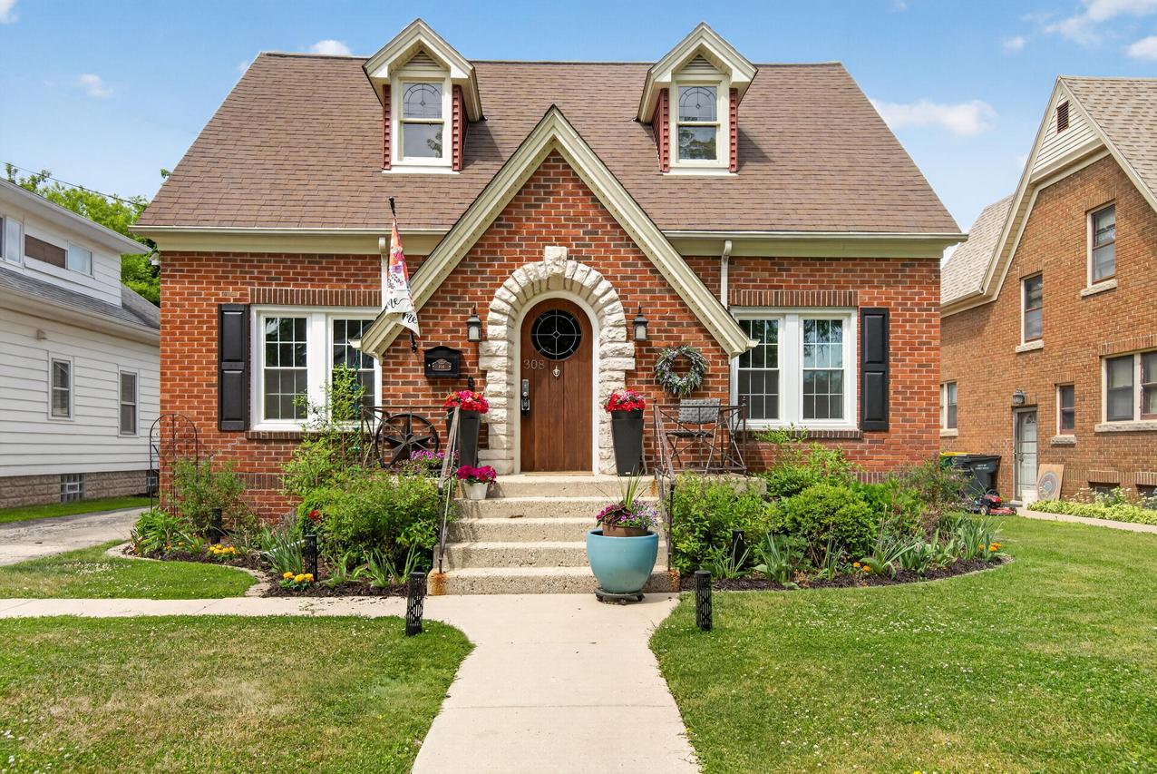 308 S 9th Ave, West Bend, WI 53095
