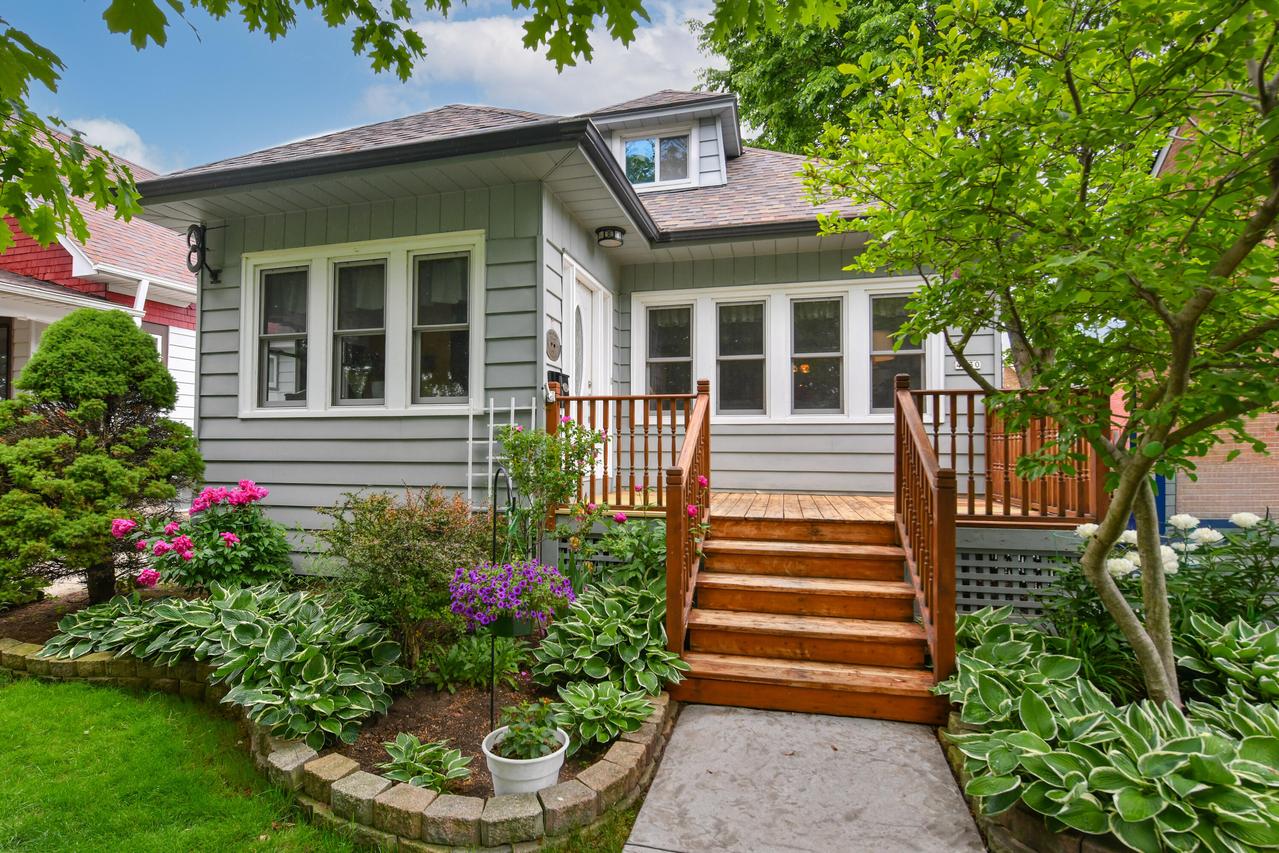 4030 N Larkin St, Shorewood, WI 53211