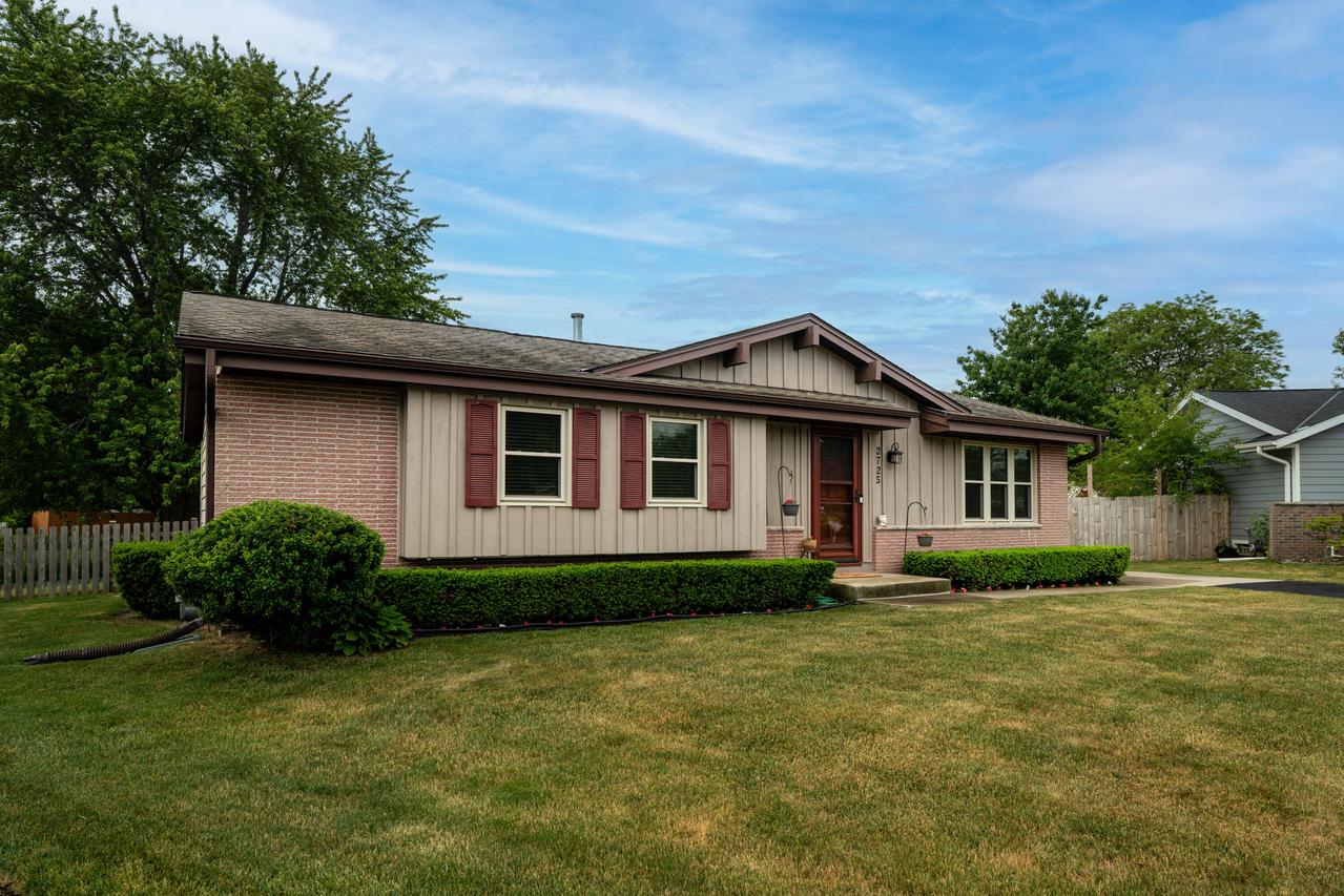 2725 Red Maple Ct, Caledonia, WI 53402