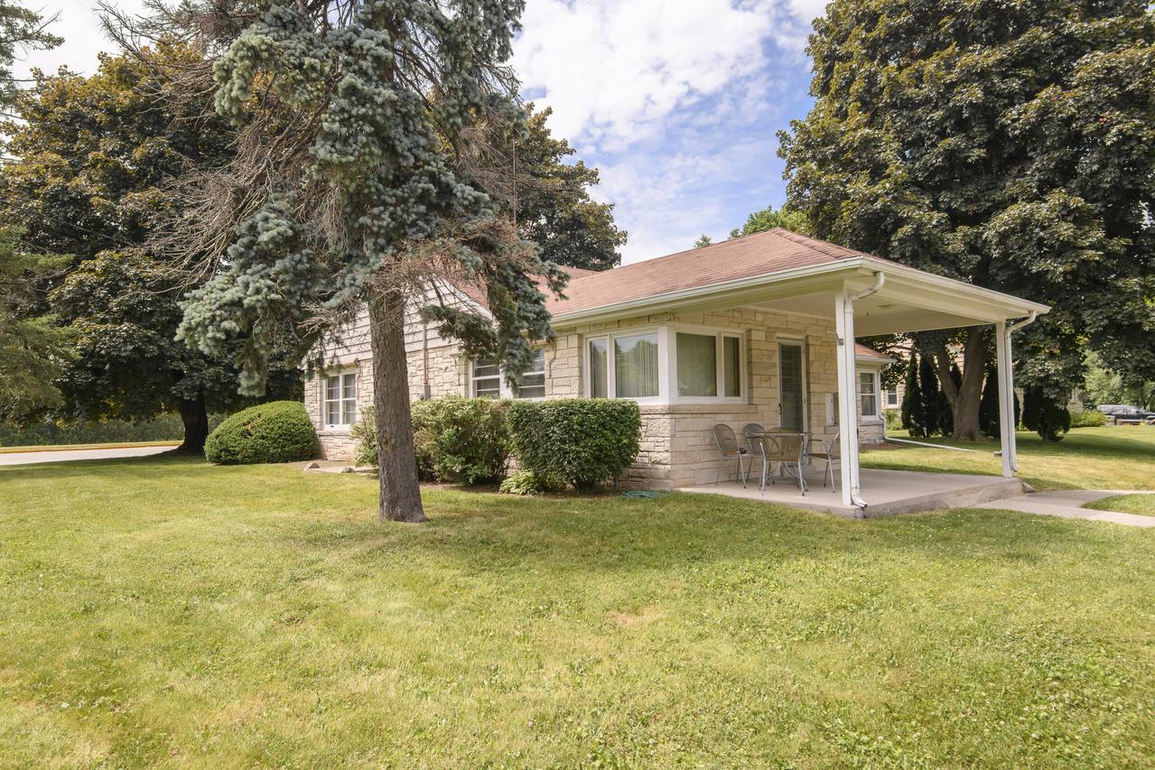 9610 N Cedarburg Rd, Mequon, WI 53092
