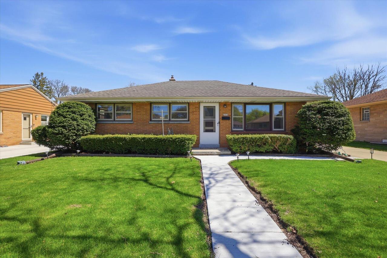2514 S 89th St, West Allis, WI 53227