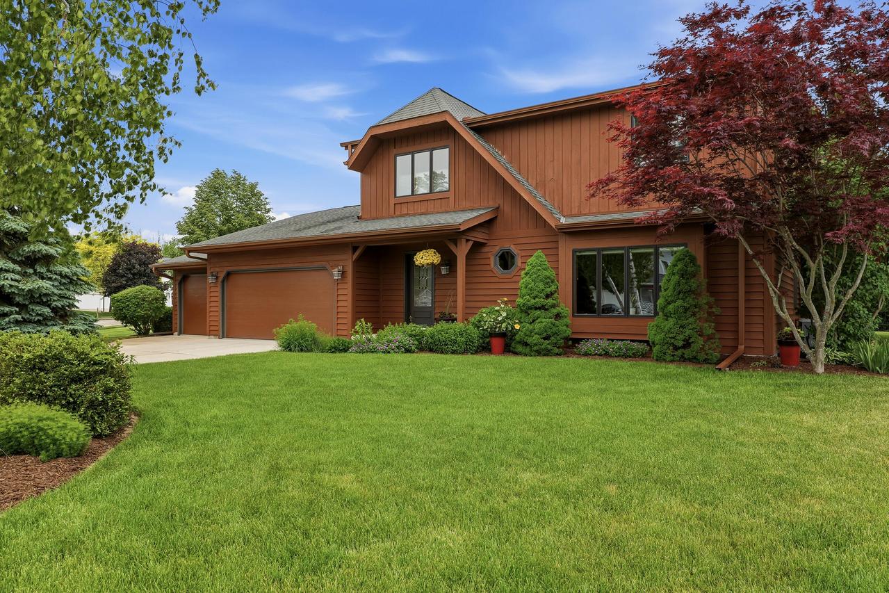 3720 Briarwood Ln, Manitowoc, WI 54220