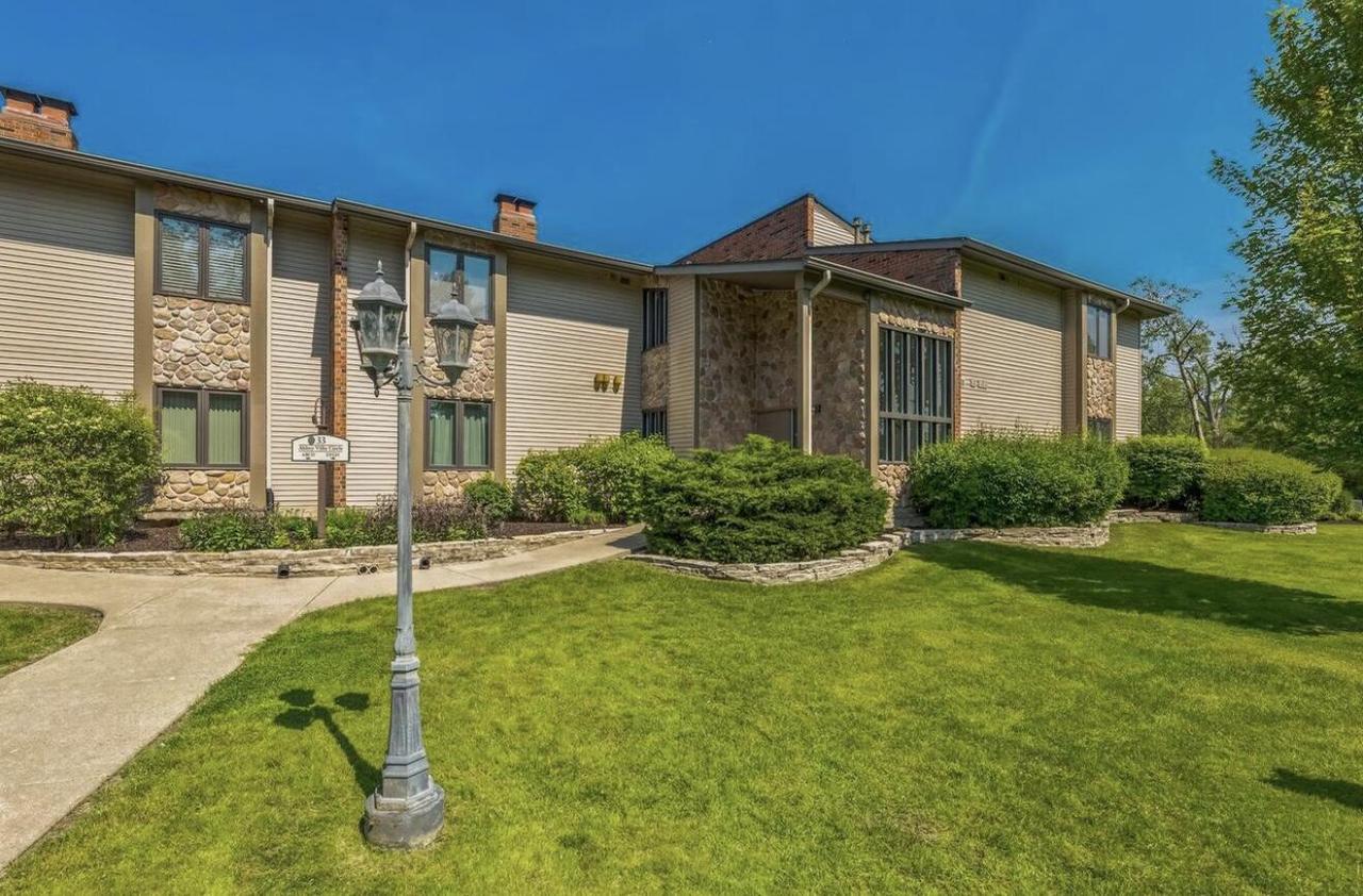 33 Abbey Villa Cir #F, Fontana, WI 53125