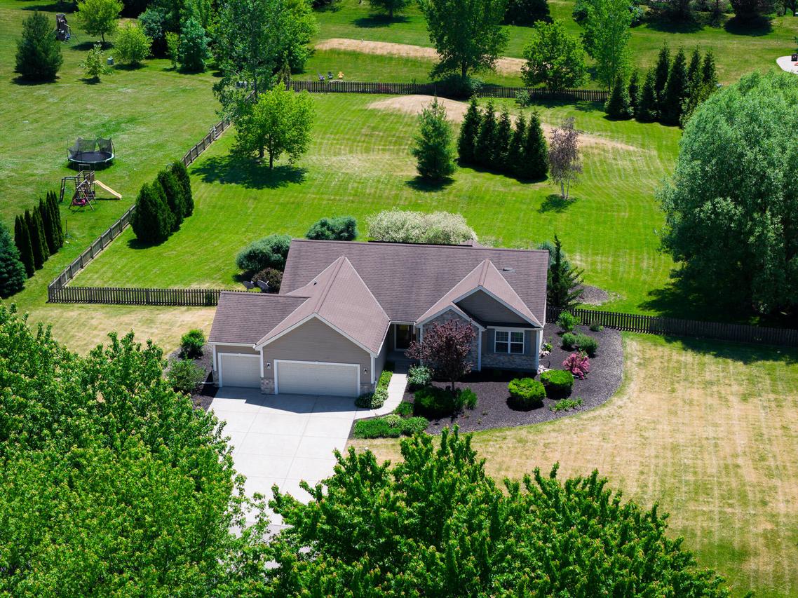 543 Camarosa Ct, Jackson, WI 53012