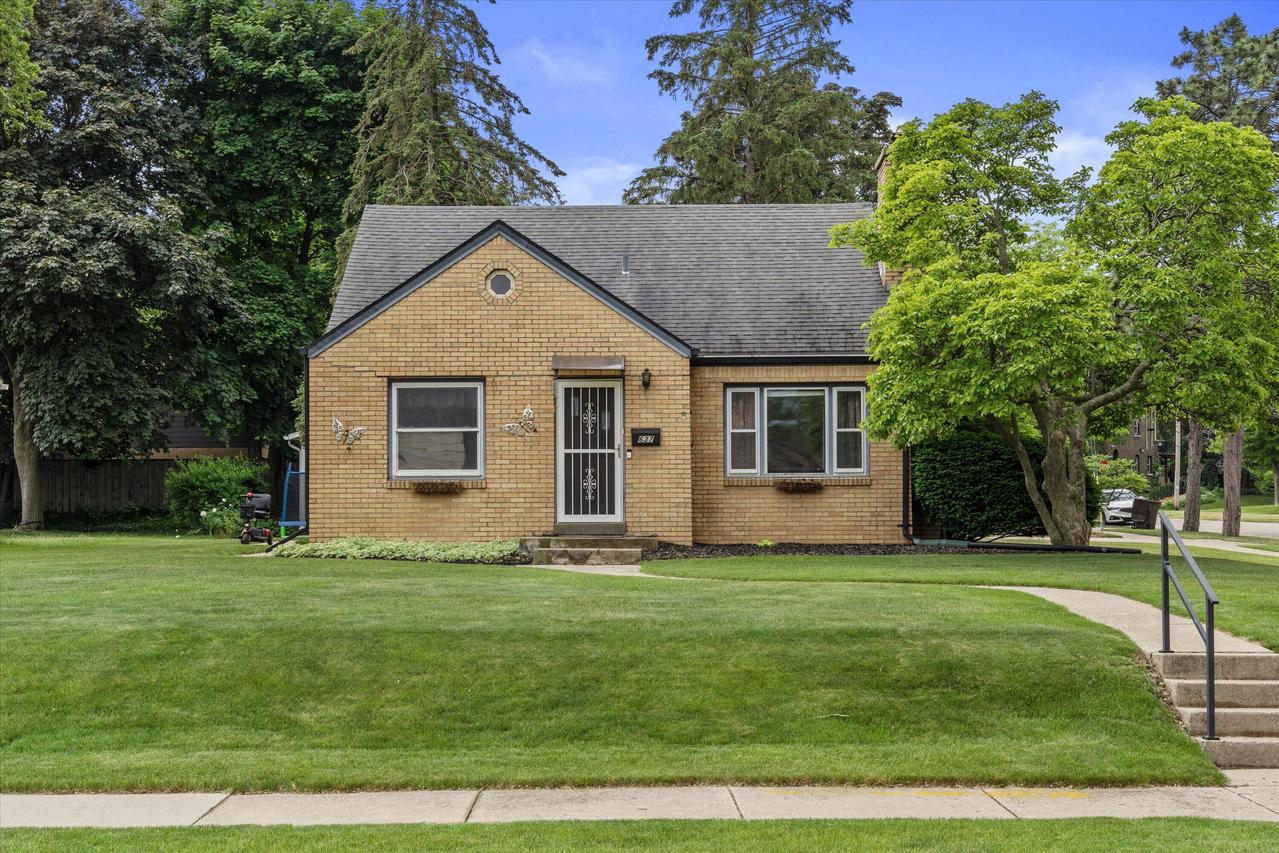 637 Oak St, South Milwaukee, WI 53172