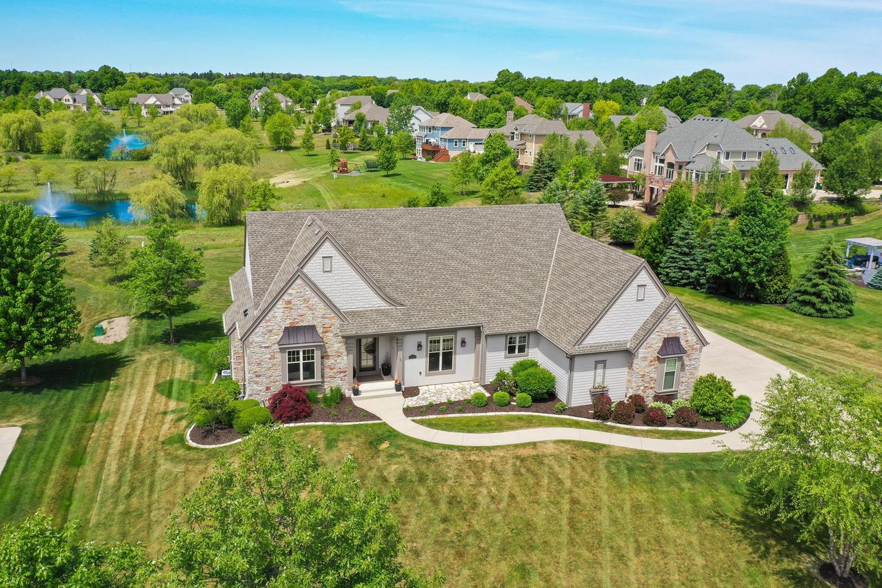 11511 N Oakview Ct, Mequon, WI 53092
